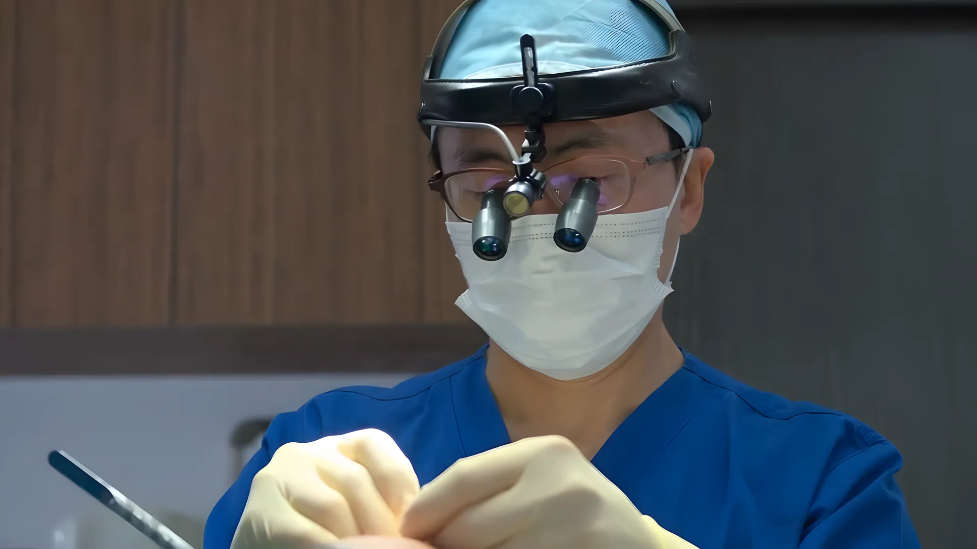 확대경을 착용하고 비절개 모발이식 수술을 직접 시행하는 모재성 대표원장